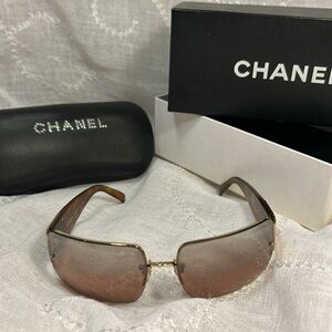 Chanel almost new 4095-B sunglasses with case, cloth, and box